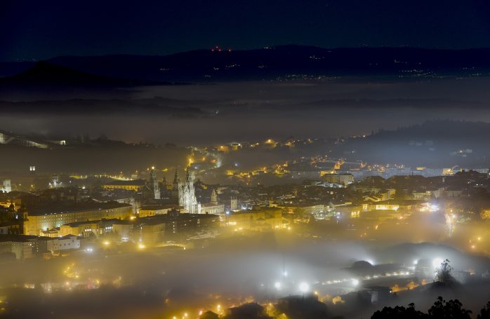 Santiago de compostela cubierto por un manto de niebla.